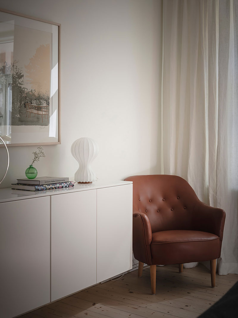 Уютная квартира с оливковыми стенами, винтажной мебелью и галереей из постеров