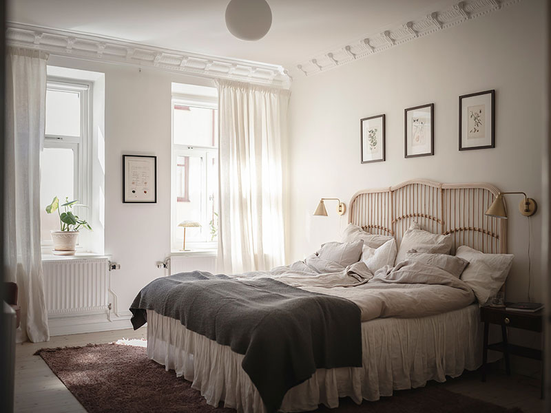 Уютная квартира с оливковыми стенами, винтажной мебелью и галереей из постеров