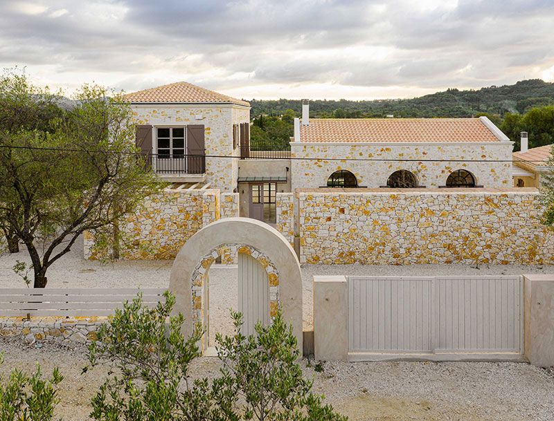 Современная вилла из камня с уютными интерьерами на острове Корфу
