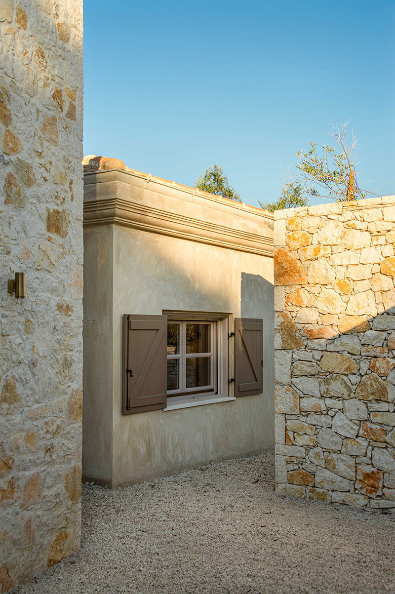 Современная вилла из камня с уютными интерьерами на острове Корфу