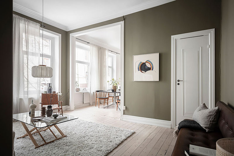 Прекрасный зелёный в интерьере уютной двухкомнатной квартиры в Швеции (60 кв. м)