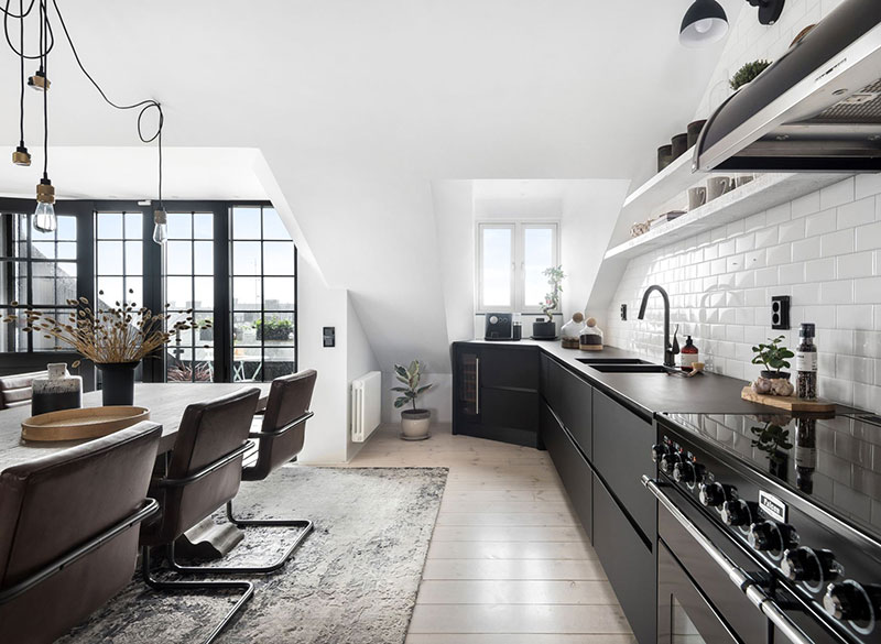 Мансардная квартира с чёрной кухней и сауной в Швеции (105 кв.м)