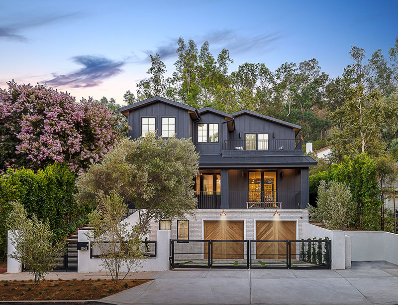 Уютный чёрно-белый интерьер дома в Калифорнии