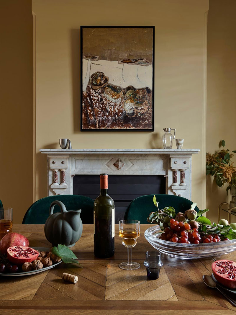 Красивое использование принтов и роскошная золотая кухня в интерьере дома в Австралии