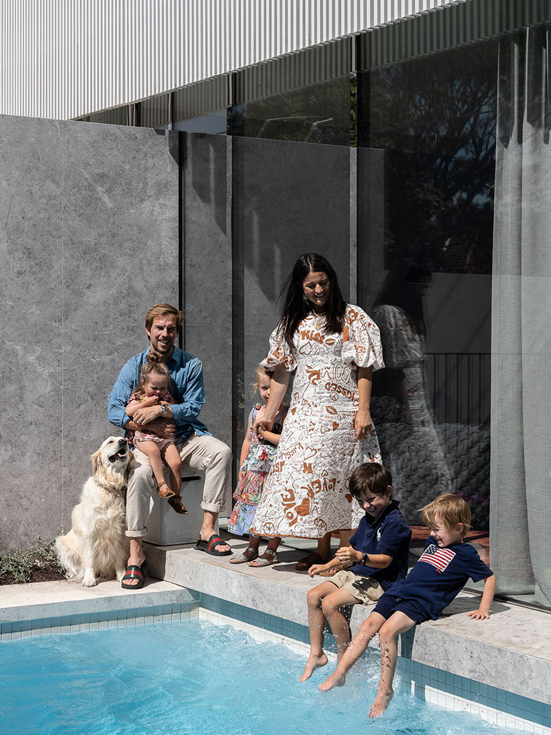 Современная эстетика и мрамор в доме с четырьмя детьми в Австралии