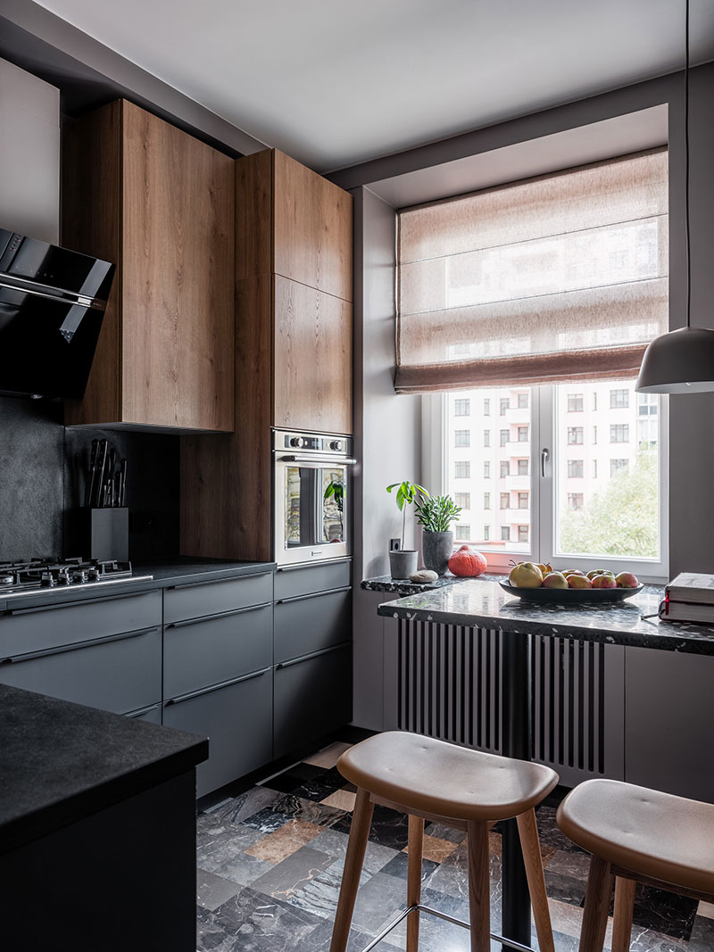 Винтаж и дизайнерская мебель в квартире семьи декоратора в Москве