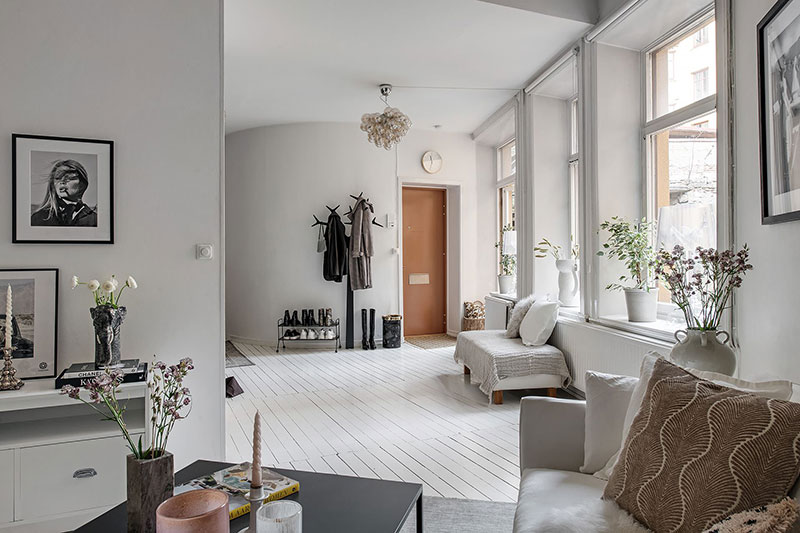 Белоснежная квартира со спальней на антресоли в Швеции (50 кв. м)