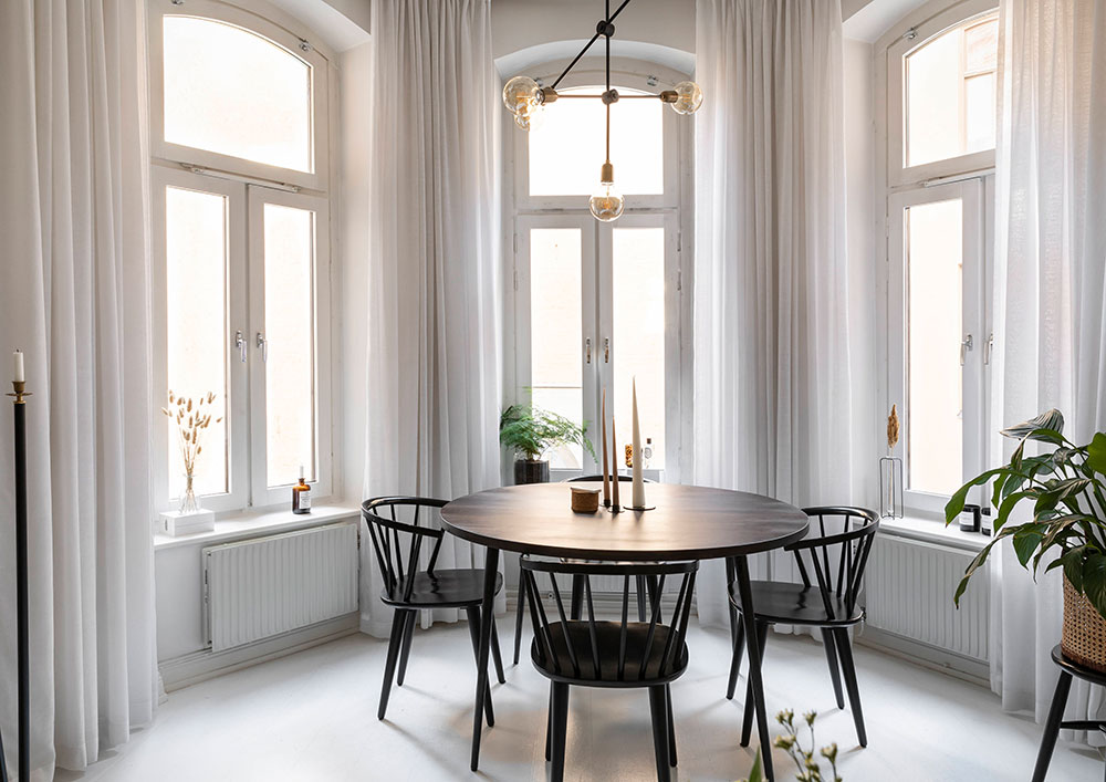 Белый интерьер маленькой квартиры с экзотическими нотками в Швеции (41 кв. м)