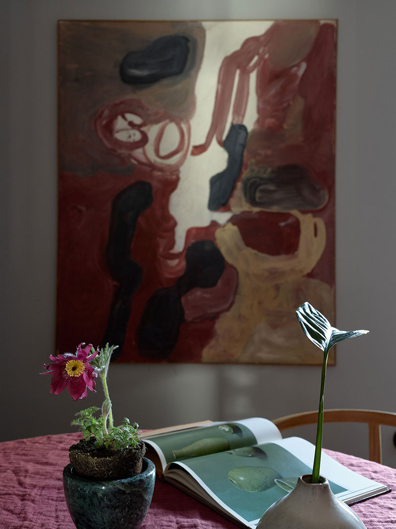 Розовая кухня и черная гостиная: смелая квартира в Стокгольме