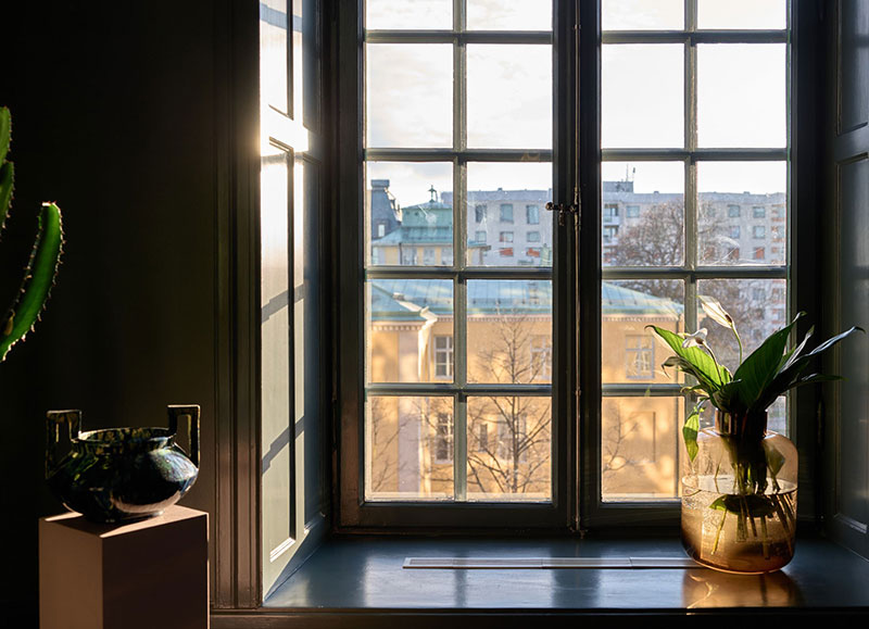 Розовая кухня и черная гостиная: смелая квартира в Стокгольме