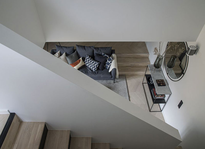 Современная скандинавская квартира с необычной планировкой на двух уровнях (85 кв. м)