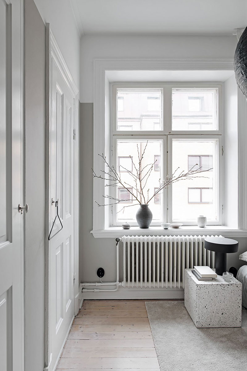 Стильная гостиная, неожиданная кухня и маленькая спальня: двухкомнатная квартира в Швеции (47 кв. м)