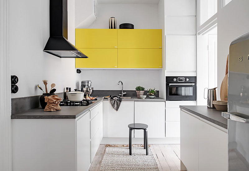 Стильная гостиная, неожиданная кухня и маленькая спальня: двухкомнатная квартира в Швеции (47 кв. м)