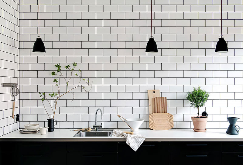 Белая квартира с эффектной чёрной кухней в Гётеборге