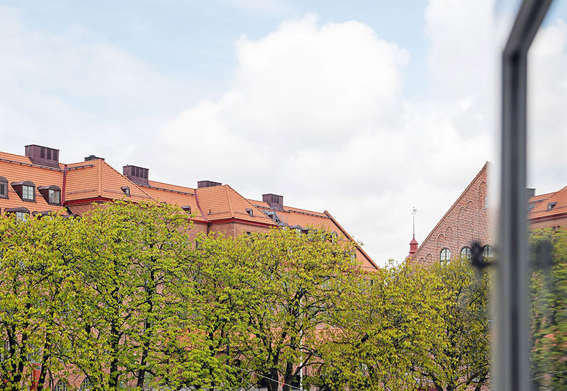 Белая квартира с эффектной чёрной кухней в Гётеборге
