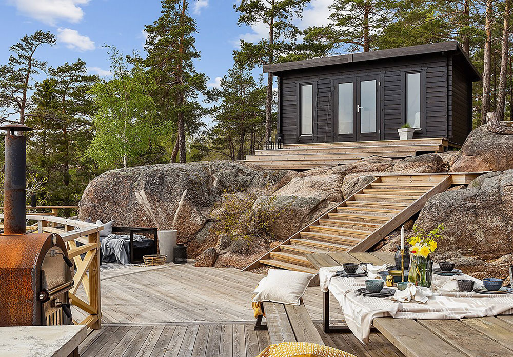 Чудесный А-образный коттедж на скалистом склоне у озера в Швеции