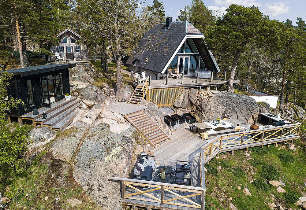 Чудесный А-образный коттедж на скалистом склоне у озера в Швеции