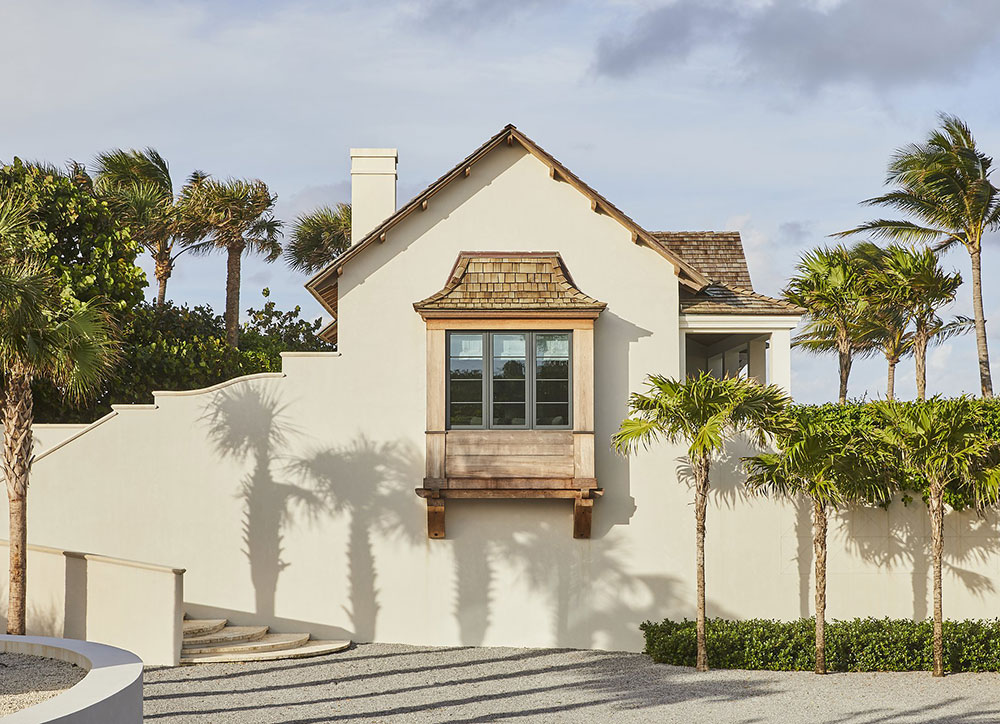 Великолепие натуральных материалов в дизайне пляжного дома в окружении пальм во Флориде