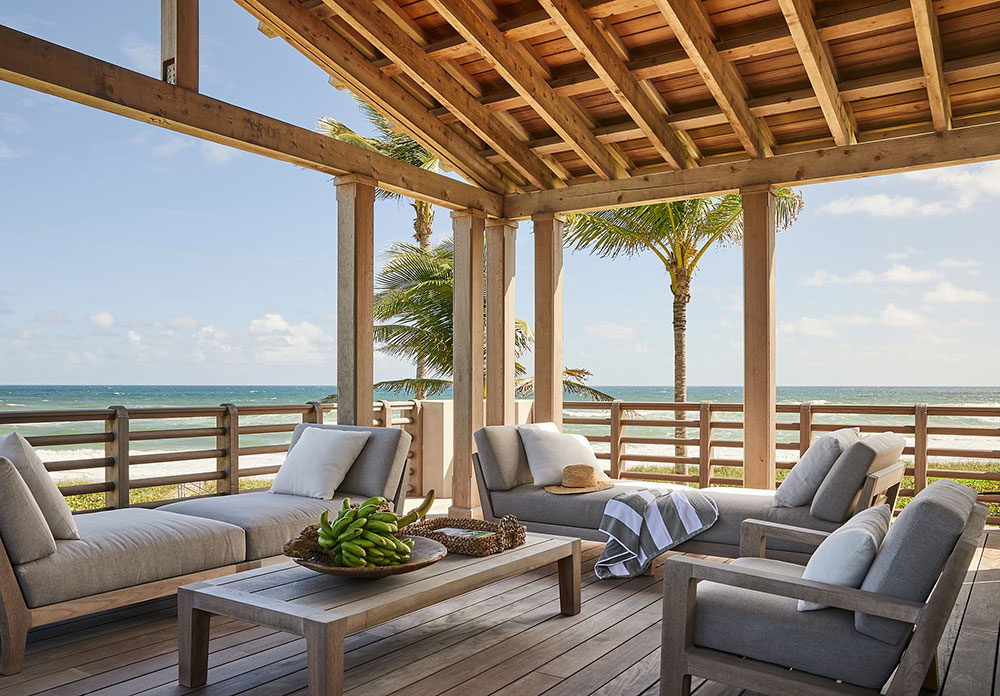 Великолепие натуральных материалов в дизайне пляжного дома в окружении пальм во Флориде