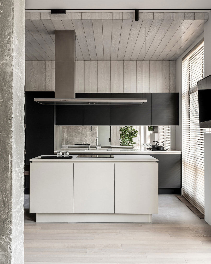 Бетон, черная кухня, минимализм: квартира для современной семьи в Москве