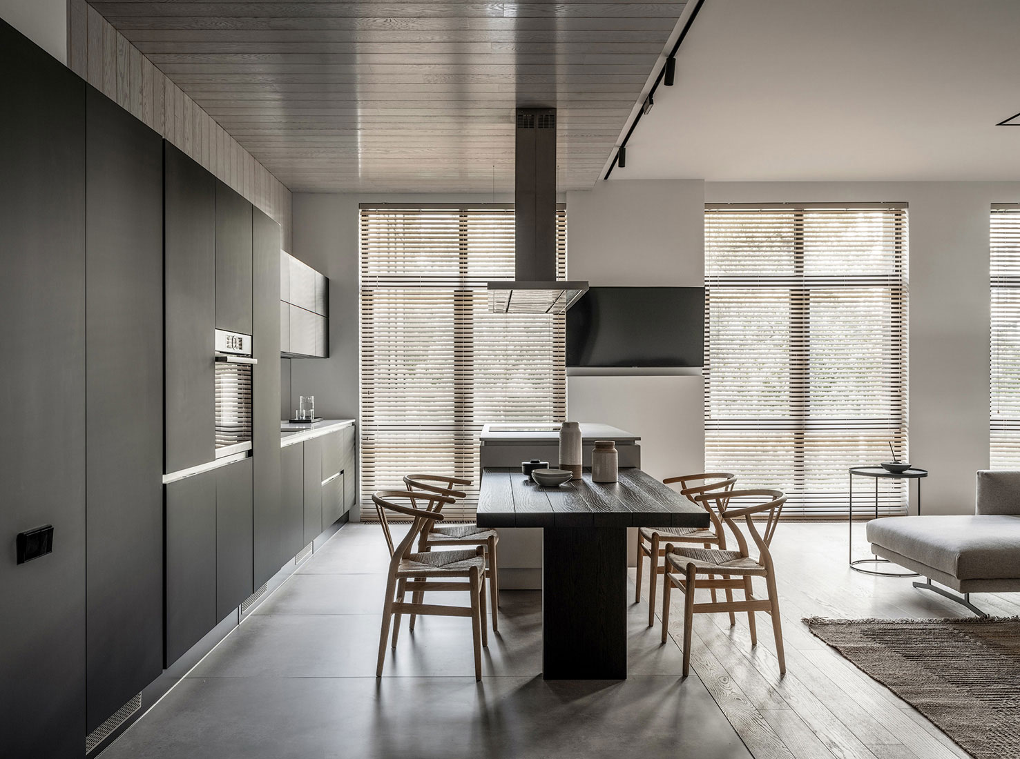 Бетон, черная кухня, минимализм: квартира для современной семьи в Москве