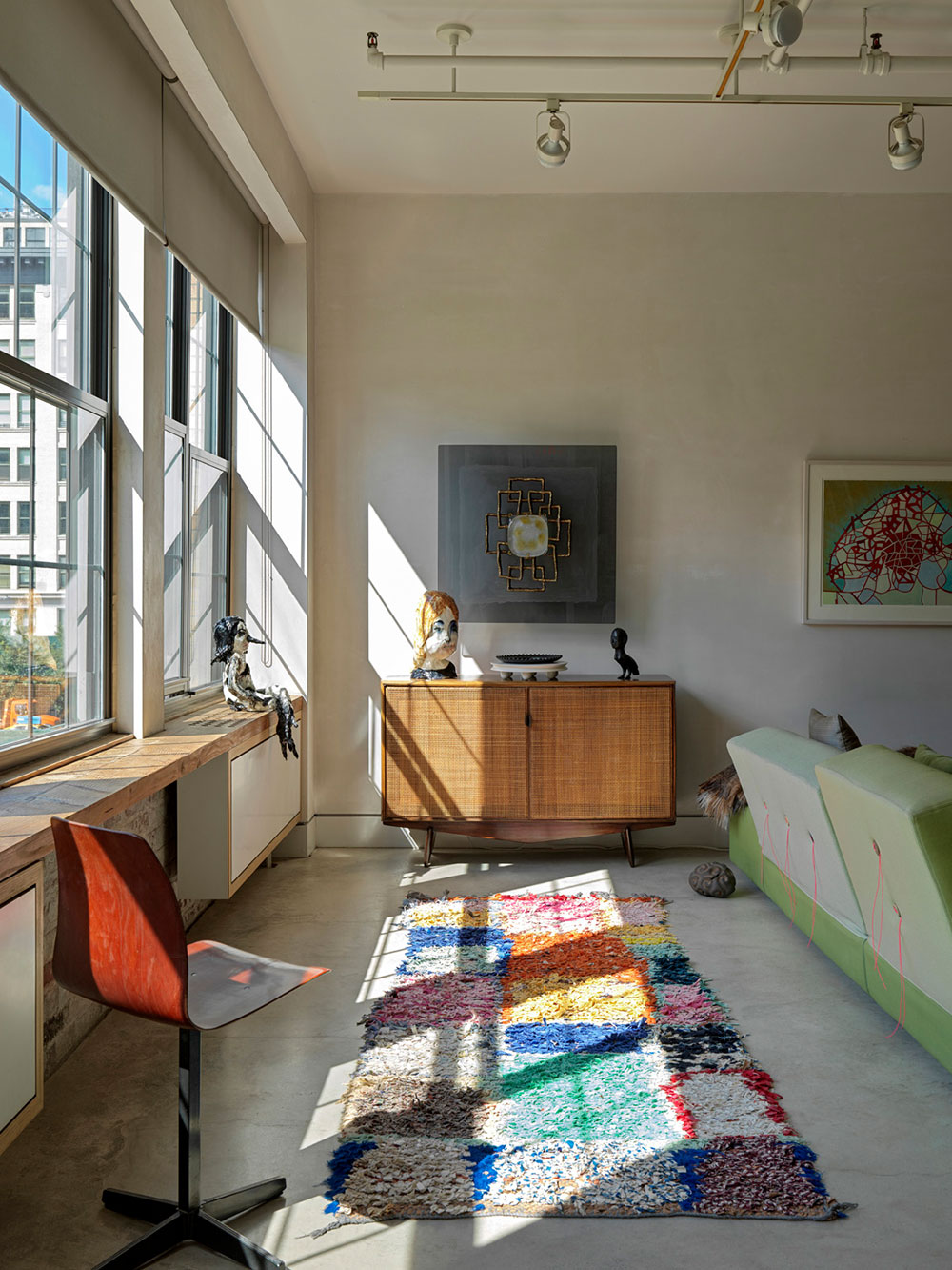 Лофт не всерьёз: яркая квартира создателей бренда ковров Fort Street в Нью-Йорке