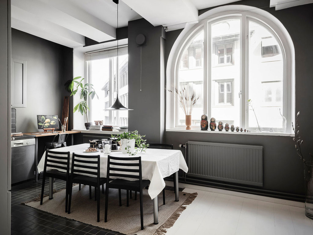 Маленькая квартира с тёмными стенами, огромными окнами и видами на речку в Швеции (39 кв. м)