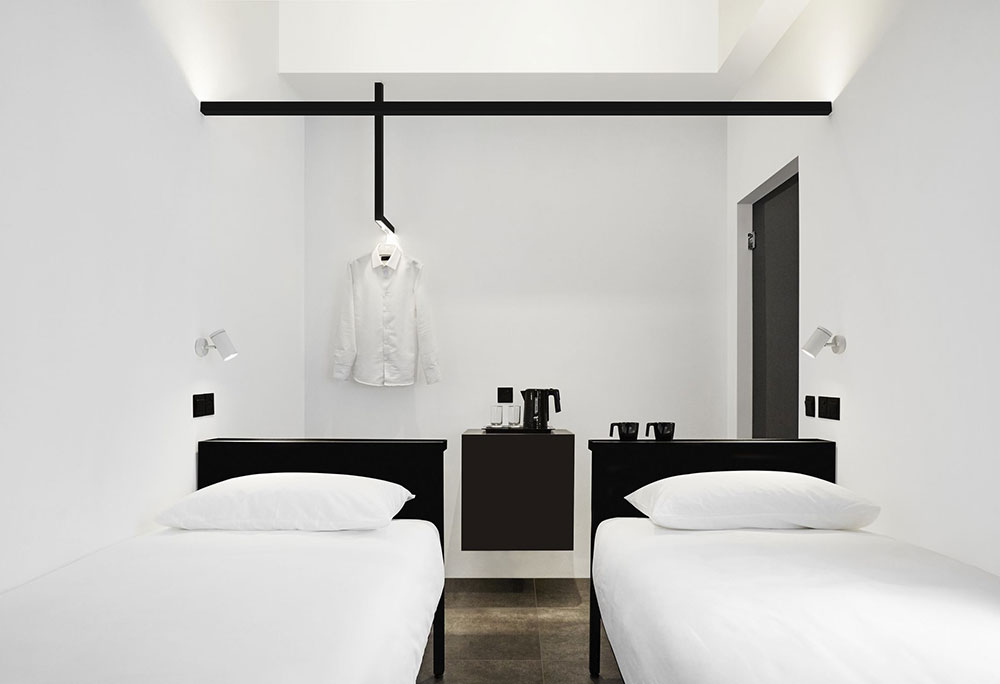 Дуэт чёрного и белого: минималистичный интерьер отеля Mono в Сингапуре