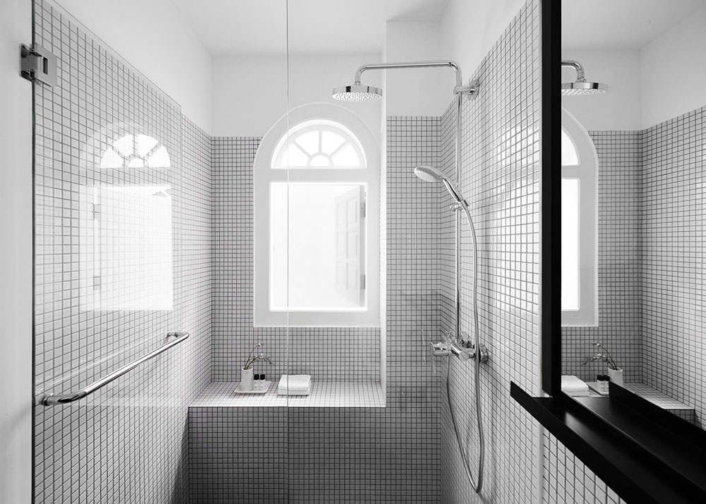 Дуэт чёрного и белого: минималистичный интерьер отеля Mono в Сингапуре
