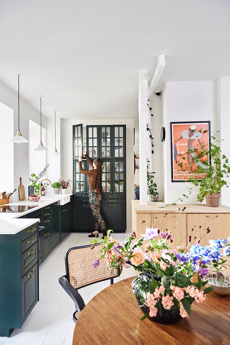 Жительница Копенгагена объединила две квартиры в одну и сделала кухню-столовую своей мечты