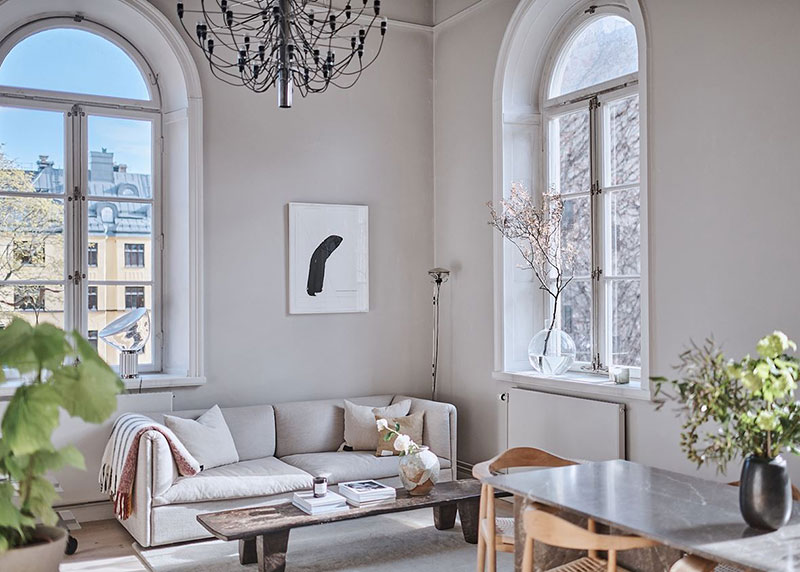 Приятный монохромный интерьер квартиры с высокими потолками и антресолью в Стокгольме (84 кв. м)