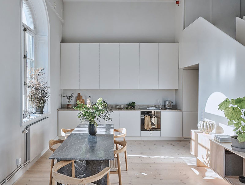 Приятный монохромный интерьер квартиры с высокими потолками и антресолью в Стокгольме (84 кв. м)