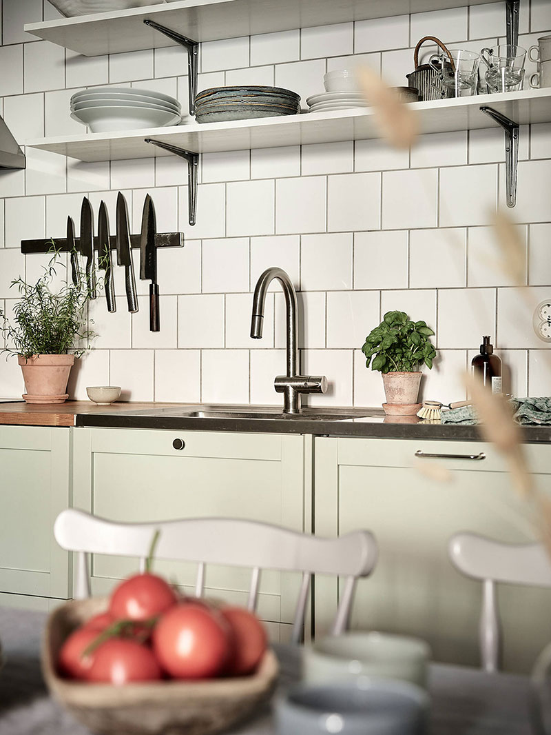 Спокойный интерьер квартиры с мятной кухней в Гётеборге (75 кв.м)
