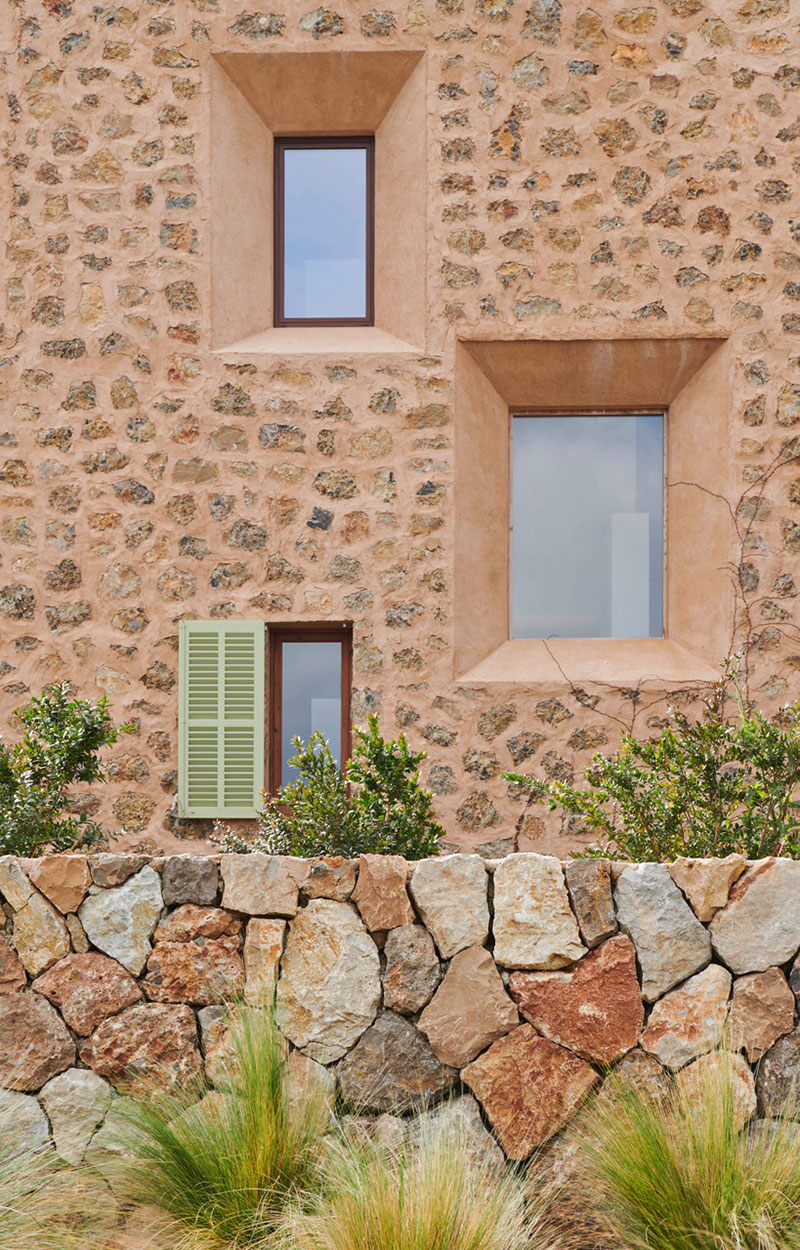 Солнечные интерьеры каменного дома в Испании