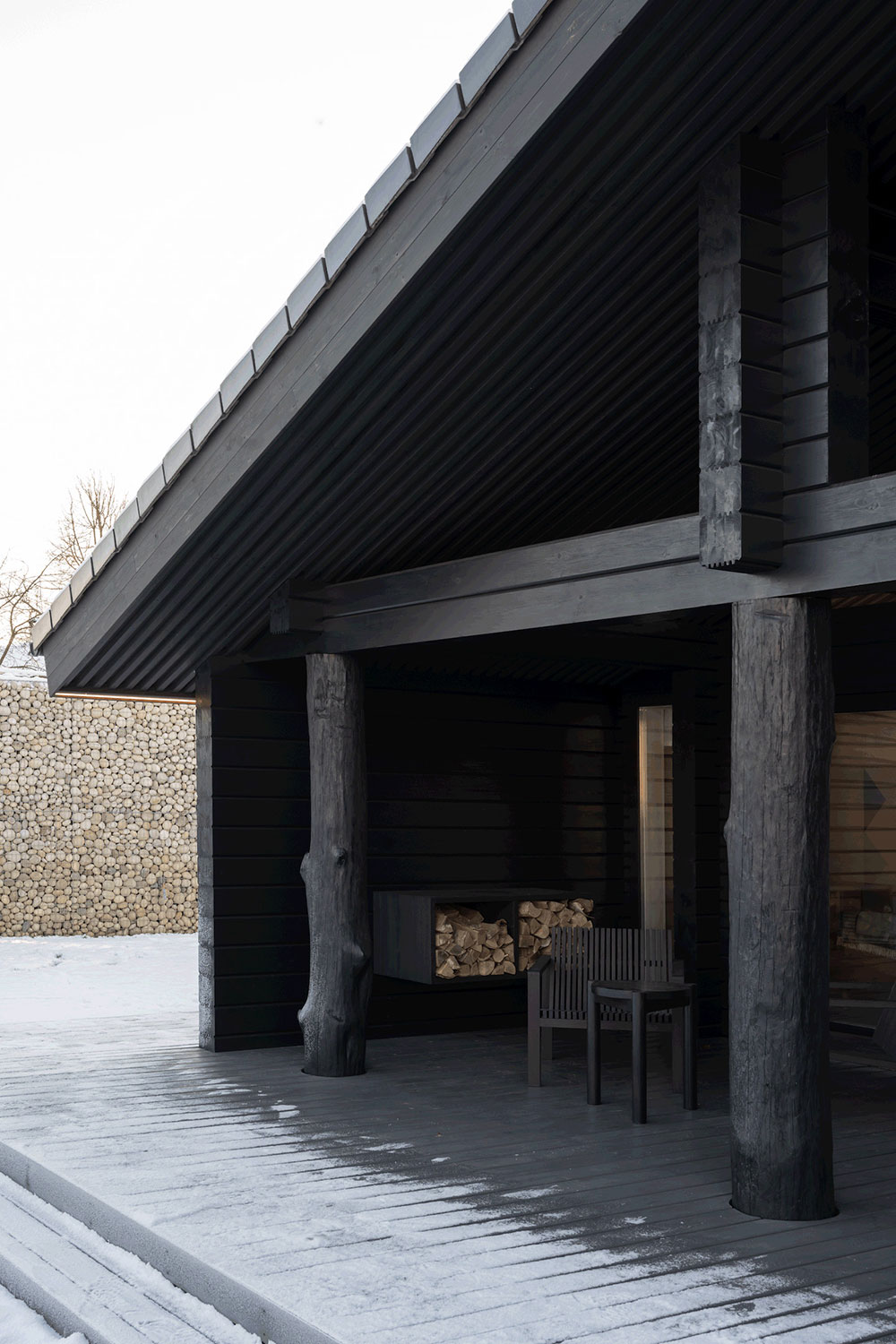 Современный деревянный дом с черным фасадом в Подмосковье