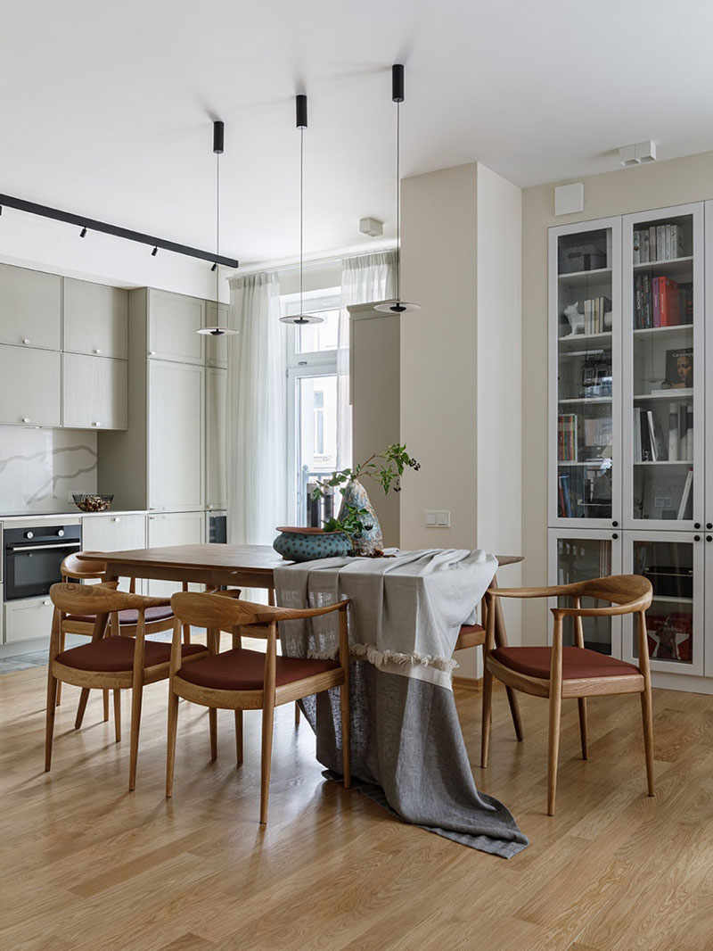 Спокойный и уютный современный интерьер в квартире с неправильной планировкой в Москве