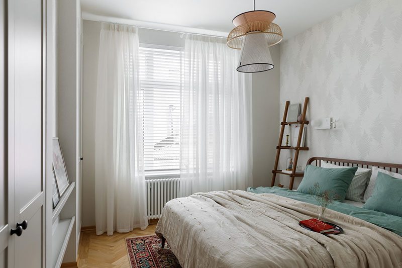 Спокойный и уютный современный интерьер в квартире с неправильной планировкой в Москве
