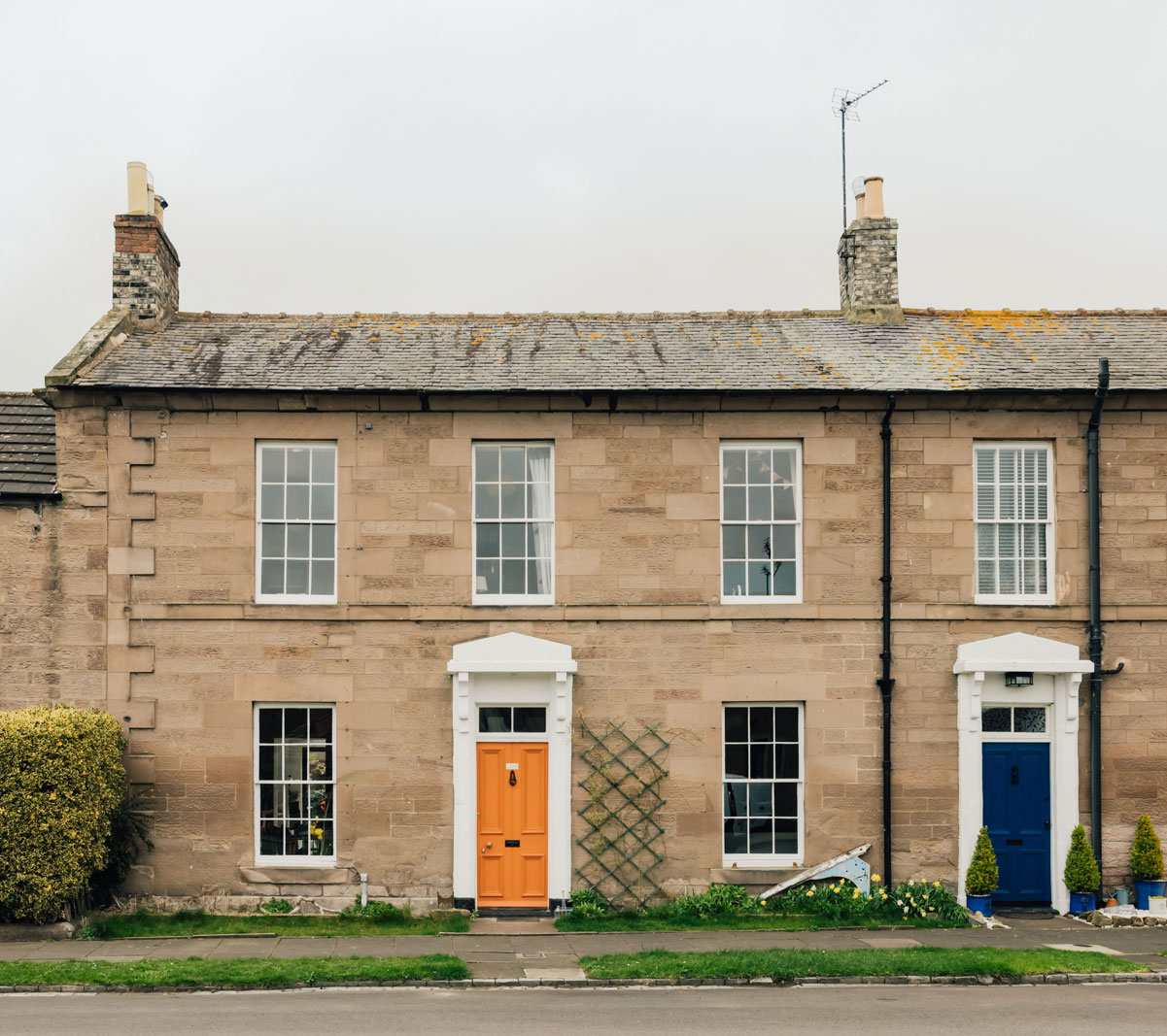 Когда старинный английский интерьер наполнили красками: обновлённый 200-летний дом в Англии