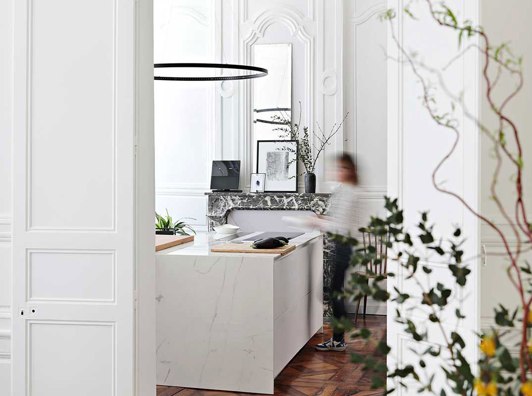 Элегантный черно-белый интерьер с двумя офисами в доме 18 века во Франции