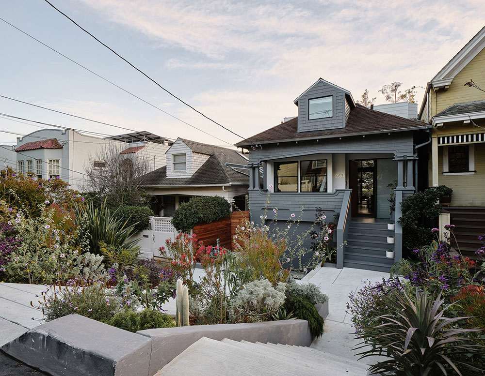 Стильный современный интерьер с индустриальным характером в историческом доме в Сан-Франциско