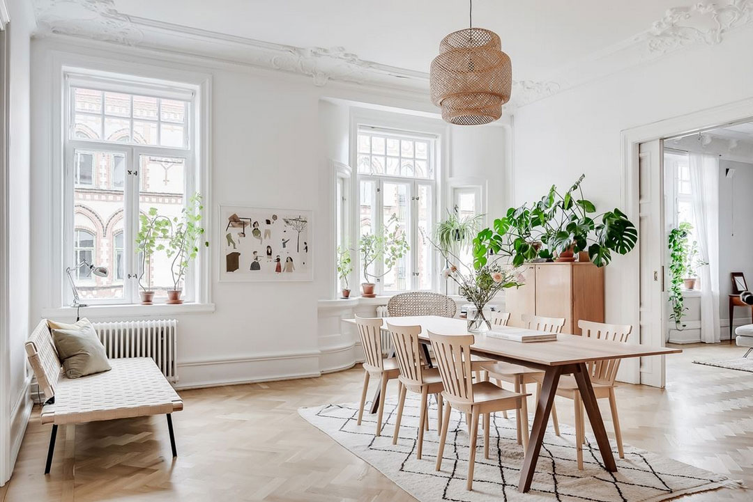 Просторная и светлая квартира с красивой лепниной и современной мебелью в Швеции