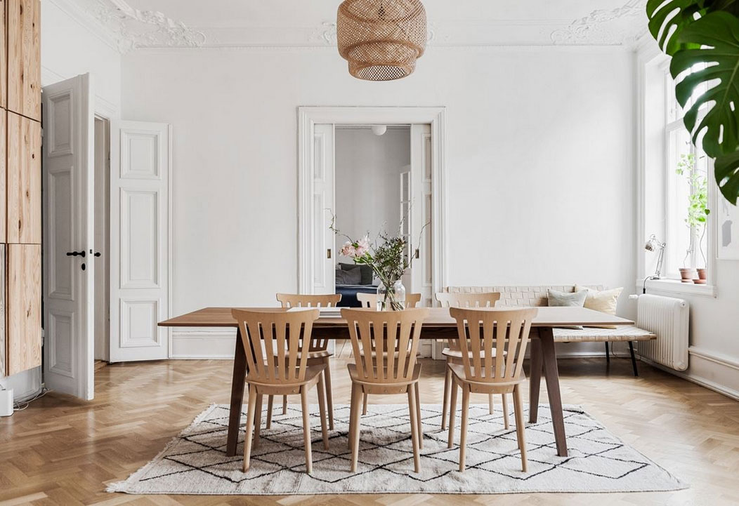 Просторная и светлая квартира с красивой лепниной и современной мебелью в Швеции