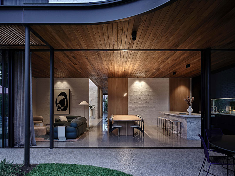 Современный дом с необычной архитектурой и бассейном в Мельбурне