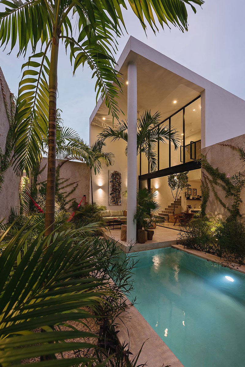 Колоритная вилла в Мексике с небольшим уютным двориком и бассейном