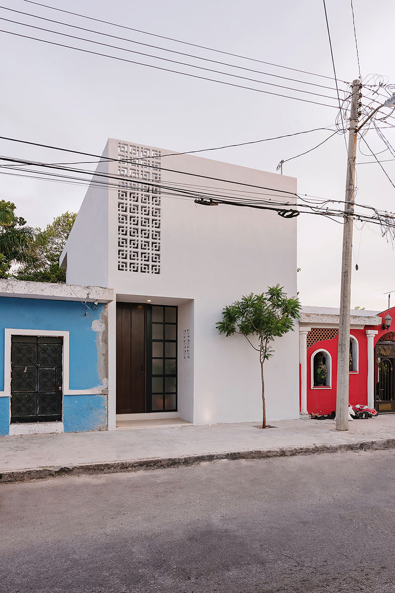 Колоритная вилла в Мексике с небольшим уютным двориком и бассейном
