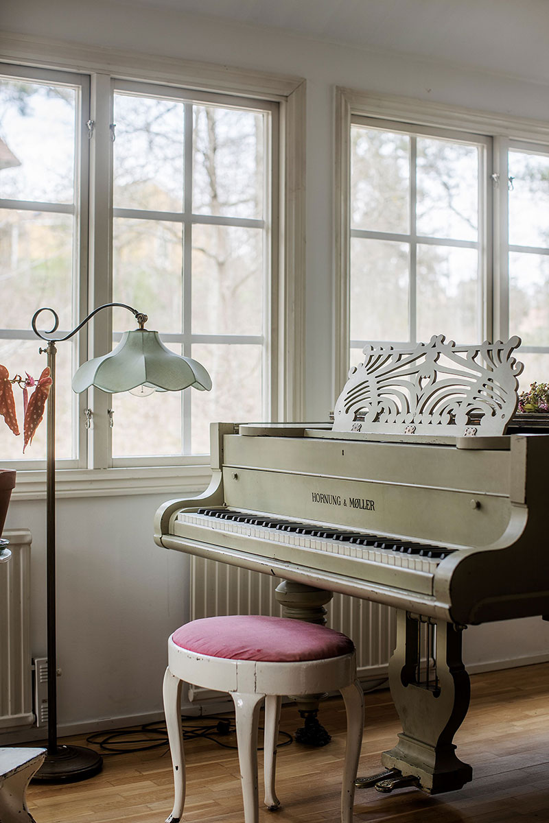 Дачный сезон: уютный шведский коттедж с роялем и верандой
