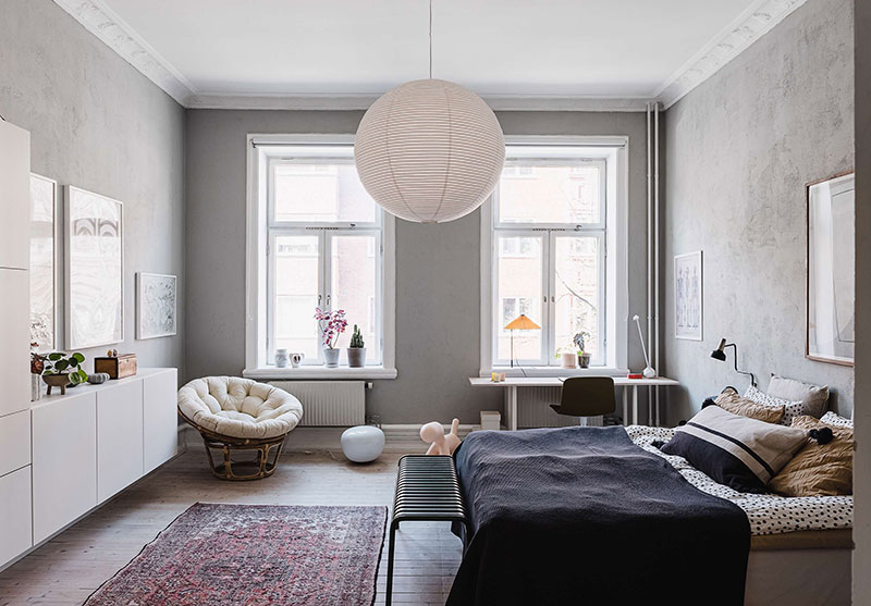 Высокие потолки и цветовые контрасты в интерьер шведской квартиры в старом доме (67 кв. м)