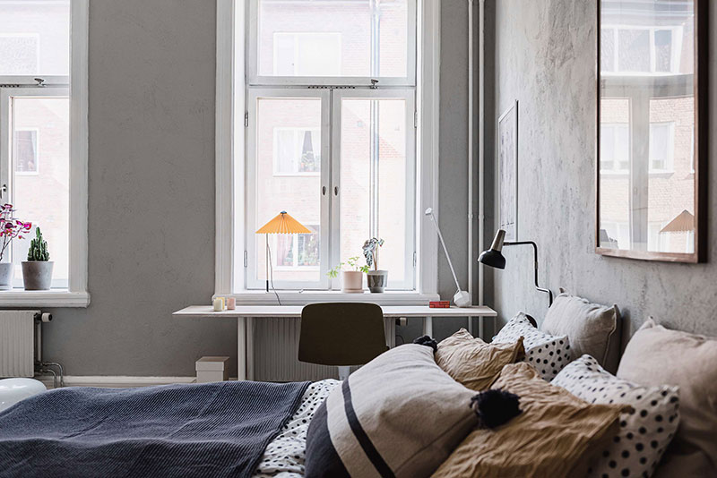 Высокие потолки и цветовые контрасты в интерьер шведской квартиры в старом доме (67 кв. м)
