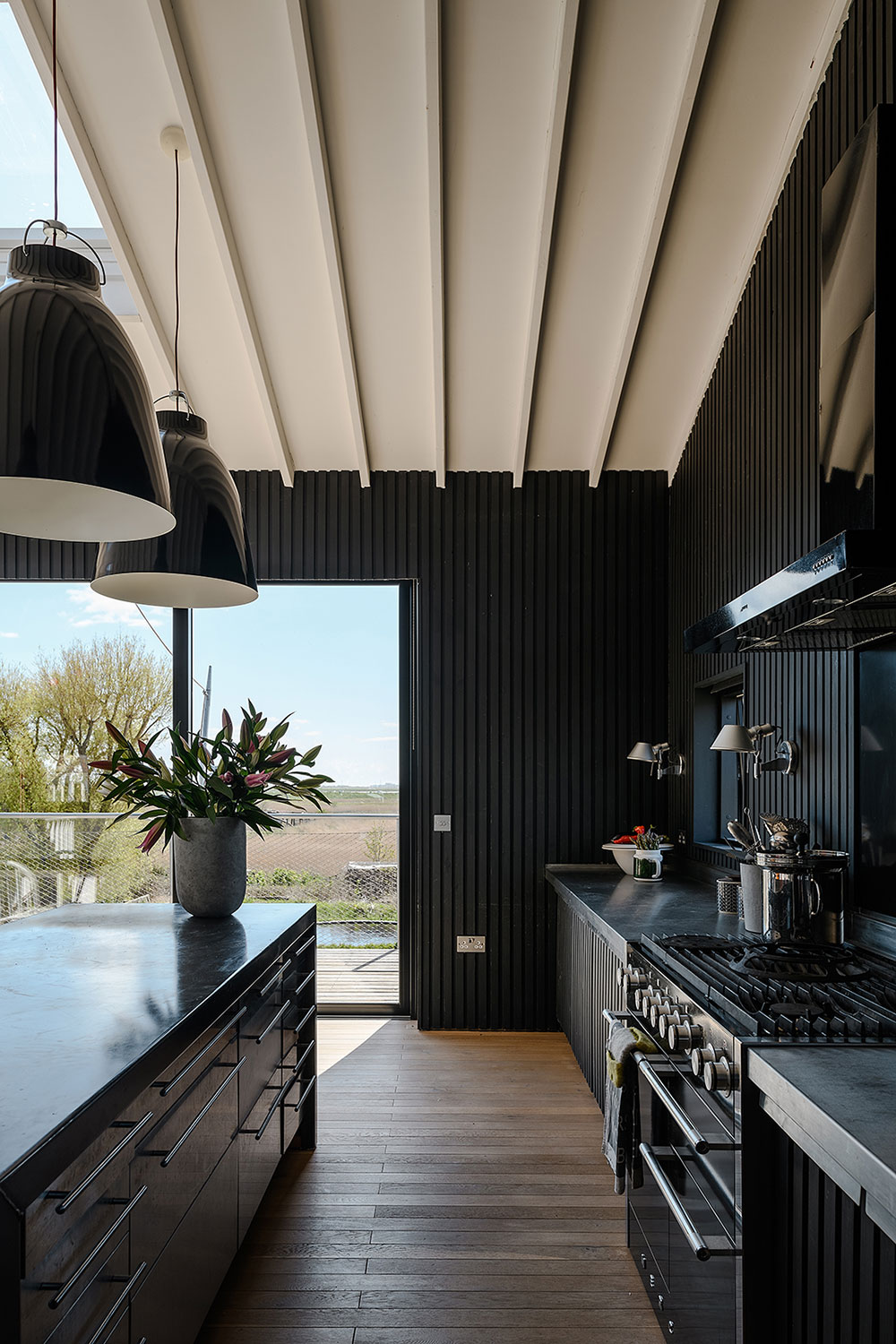 Чёрный цвет, который совсем не утяжеляет пространство: дом архитектора в Англии