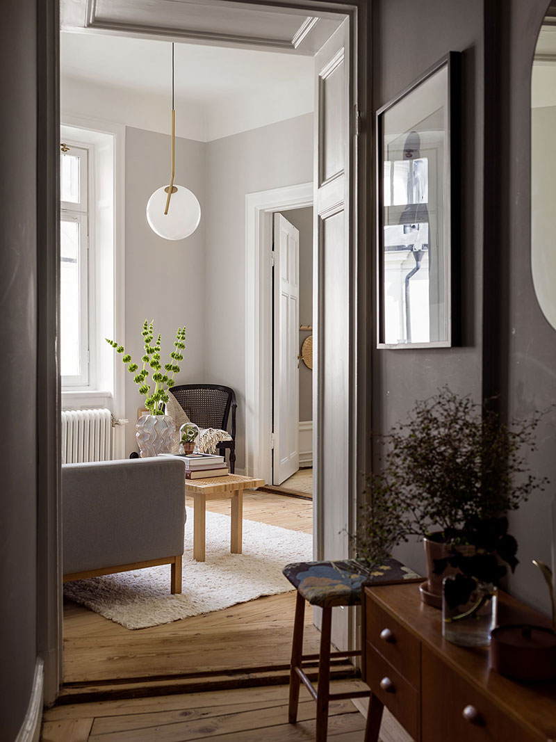 Красивая черная кухня как сердце небольшой шведской квартиры (55 кв. м)